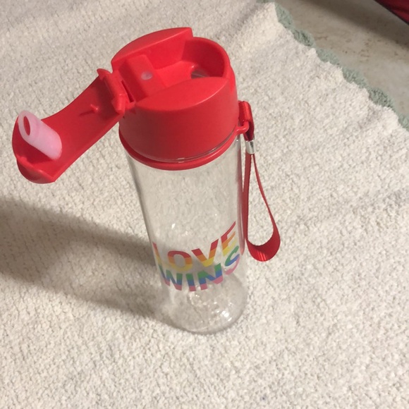 Water bottle Love Wins with red cap - Picture 4 of 4